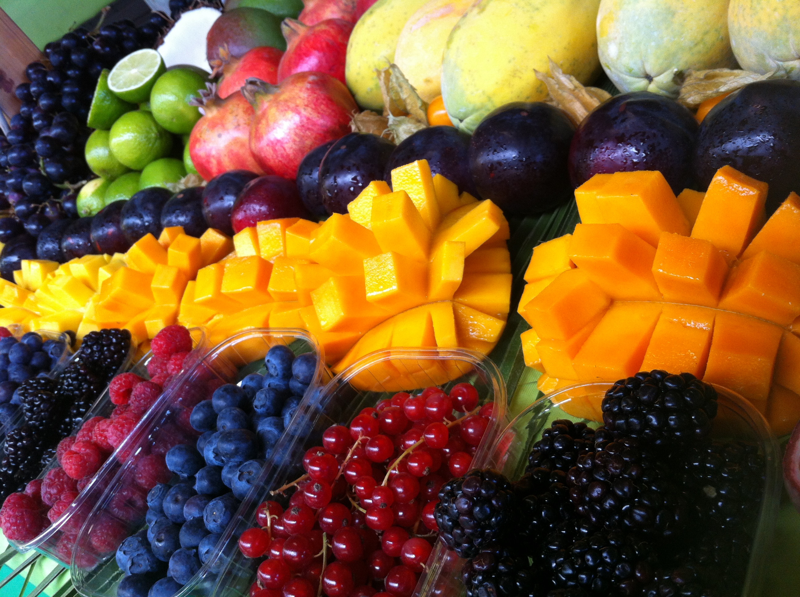 gli italiani consumano sette tipi di frutta al mese