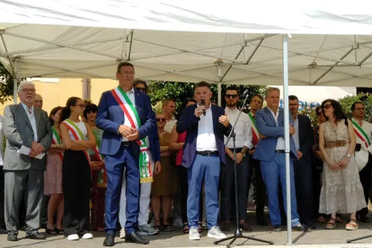 le autorità al palco della Mostra delle Pesche
